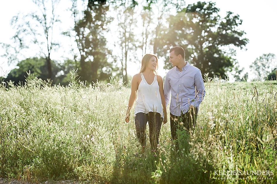 Howell Michigan engagement picture, engagement pictures in a field
